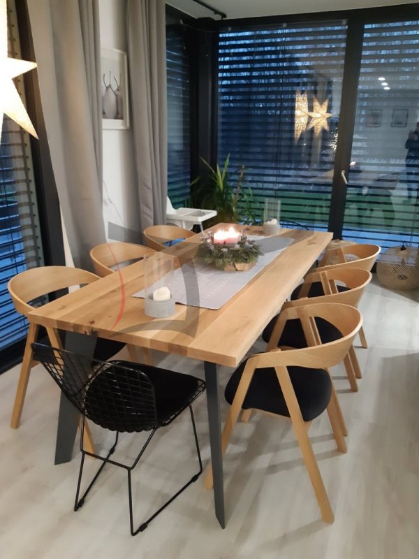 dřevěné stoly