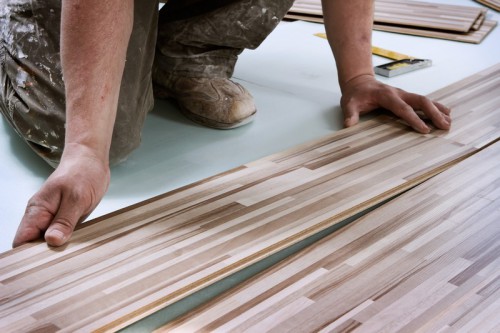 Suché spojení lamel plovoucí podlahy je jednodušší na realizaci, zdroj: shutterstock.com